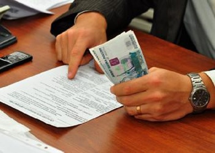 Полицейский получал взятки за нелегальную регистрацию иностранцев в Автозаводском районе