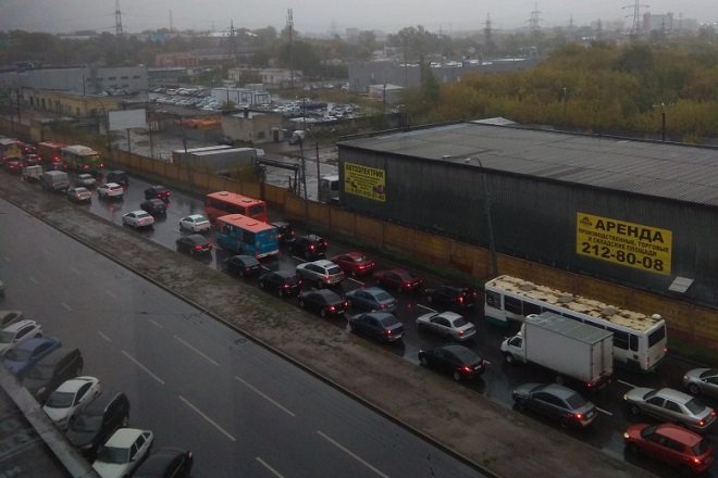 Улицу Переходникова в Нижнем Новгороде сковали ежедневные пробки (ФОТО)