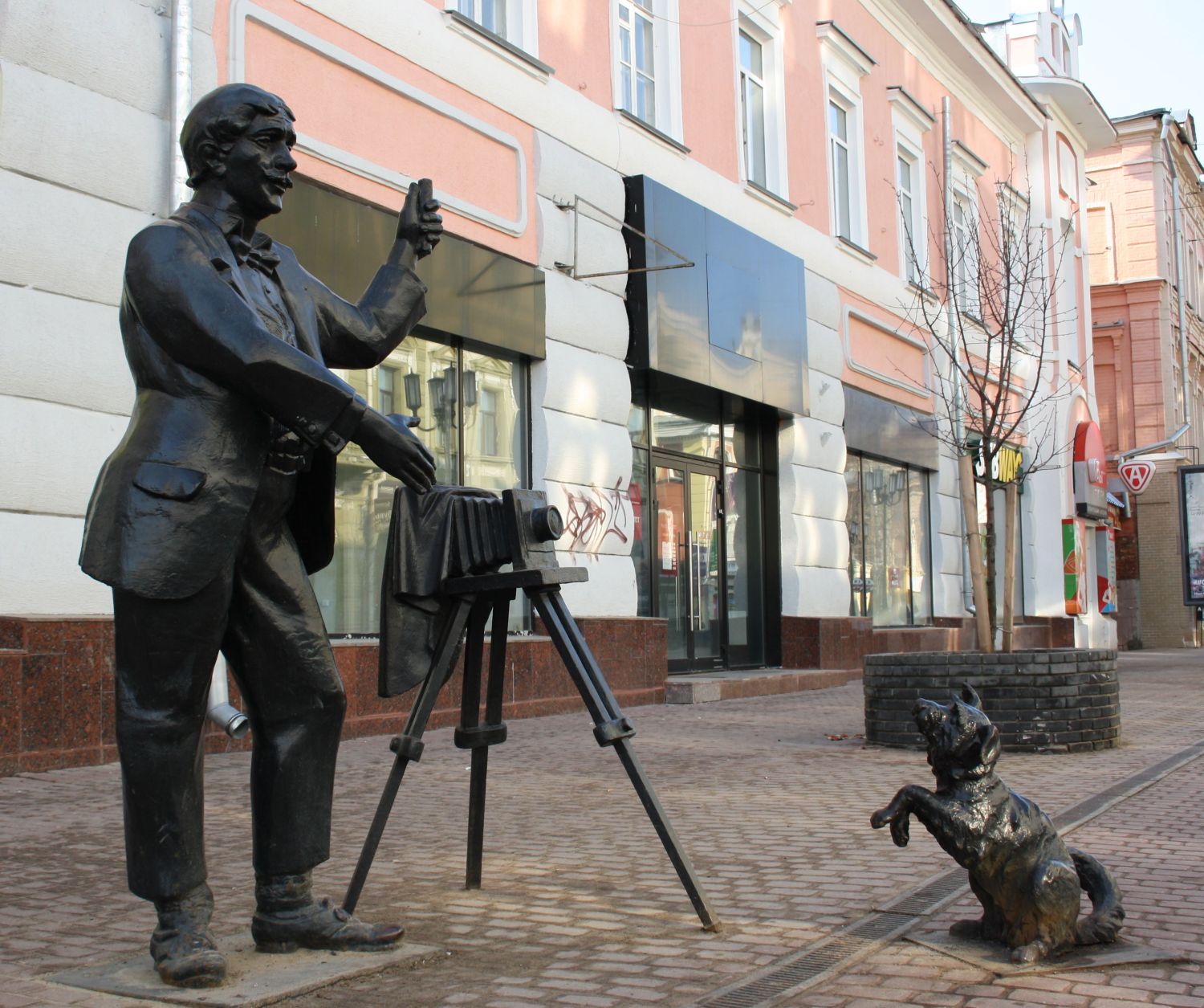Скульптура собачки вернется на Большую Покровскую с наступлением тепла - фото 1