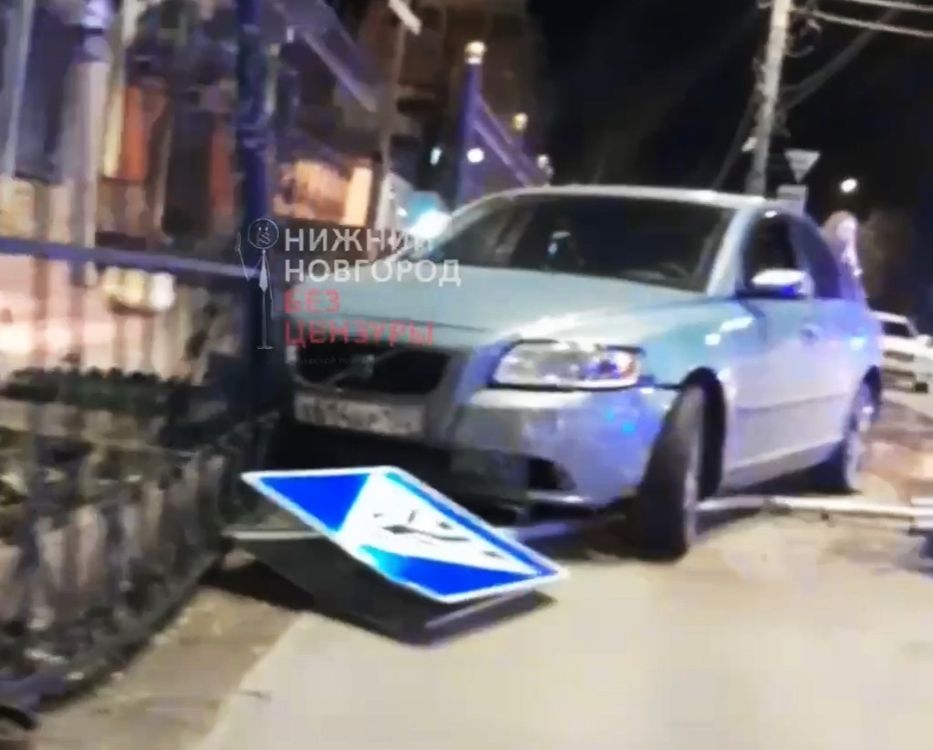 Пьяный нижегородец на иномарке протаранил забор церкиви на Автозаводе - фото 1
