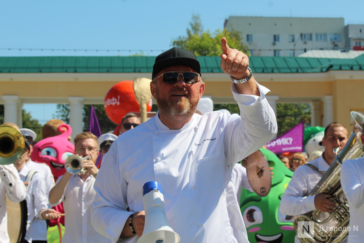 Попкорн и шаурма вышли на костюмированный парад фестиваля Ивлева в Нижнем Новгороде - фото 2