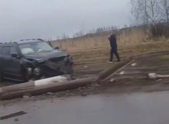 Легковушка влетела в автобусную остановку в Нижегородской области - фото 2