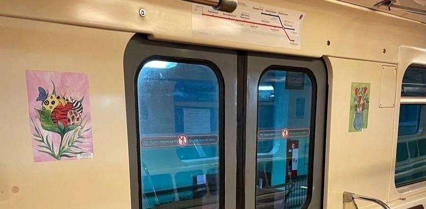 Украшенный детскими рисунками поезд метро вышел на линию 8 марта - фото 1