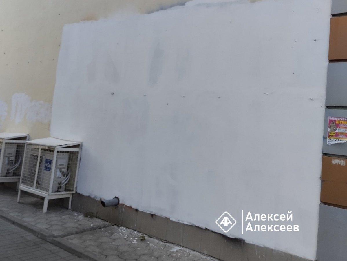 Администрация Дзержинска пояснила, почему закрашены граффити с украинской бабушкой с красным флагом - фото 1
