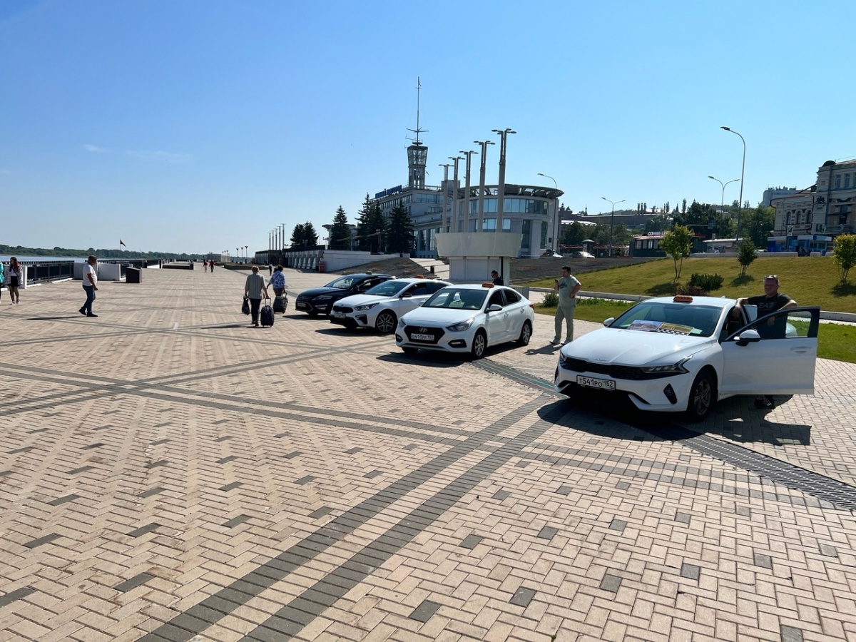 Полиция оштрафует водителей четырех машин такси, припарковавшихся на Нижневолжской набережной - фото 1