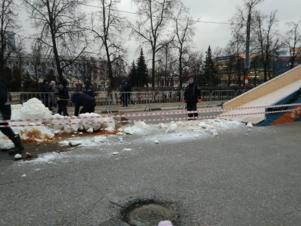 На площадь в Дзержинске завезли снег