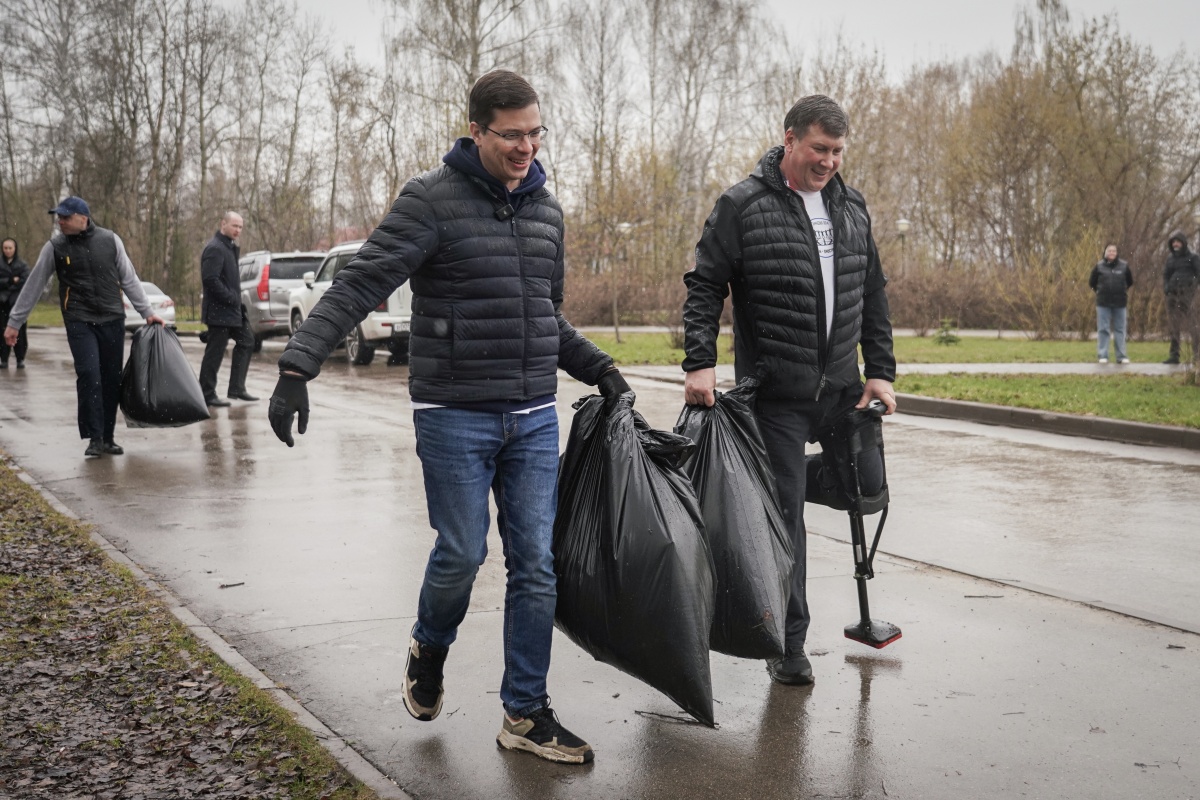 Юрий Шалабаев принял участие в общегородском субботнике в кстовском парке - фото 4