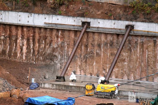 Сорванные сроки и тонна грязи: фоторепортаж со стройки террасного парка в Почаинском овраге - фото 22
