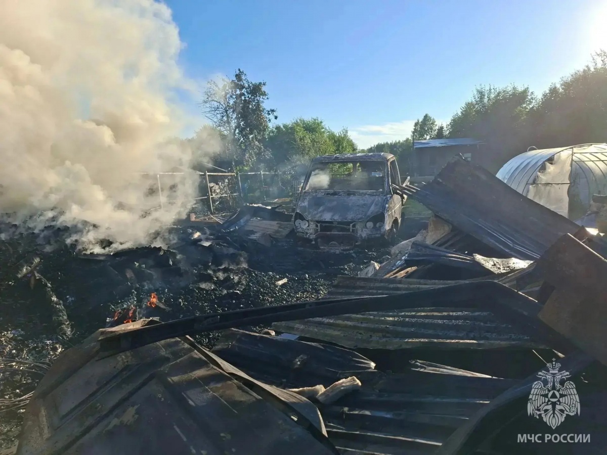 Мощный пожар охватил два дома, баню и гараж в Нижегородской области: фото - фото 1