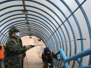 Плановая дезинфекция надземного пешеходного перехода проводится в Советском районе