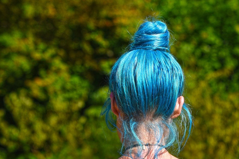 Школьницу с синими волосами не пустили на линейку 1 сентября - фото 1