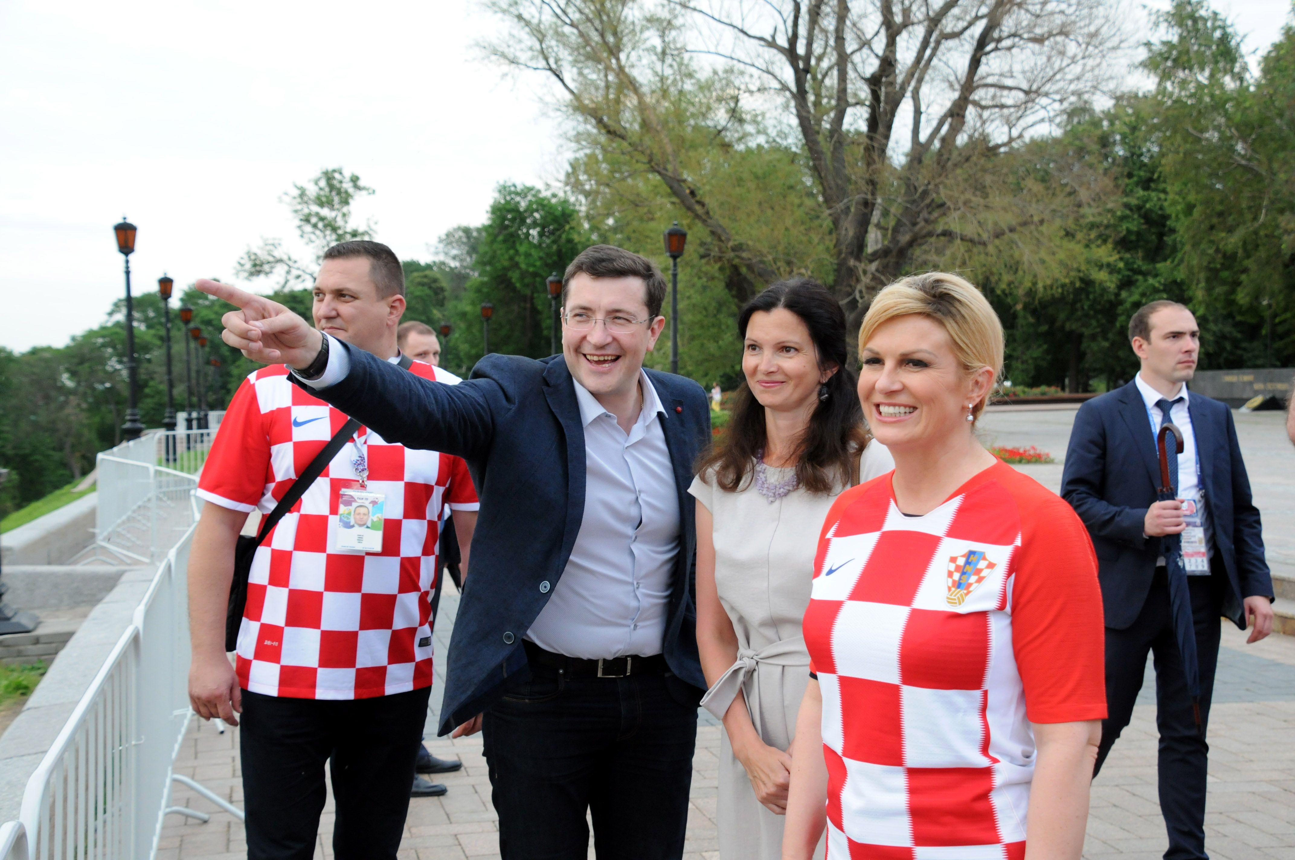 Флаг из роз получила президент Хорватии во время визита в Нижний Новгород - фото 1