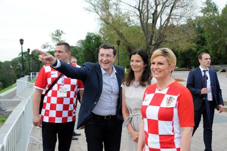Флаг из роз получила президент Хорватии во время визита в Нижний Новгород