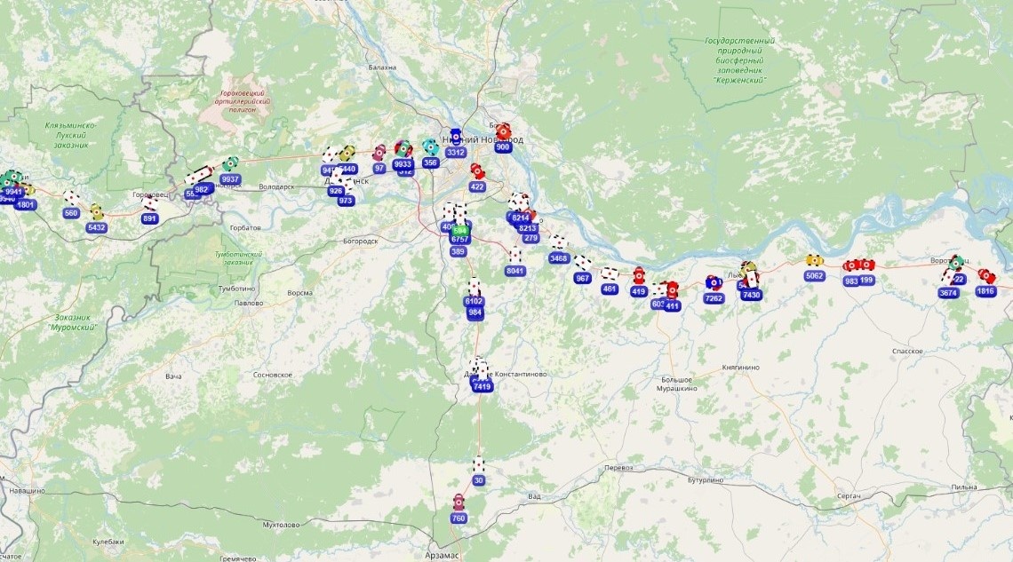Тягачи помогают грузовым автомобилям на занесенных снегом дорогах в Нижегородской области - фото 3