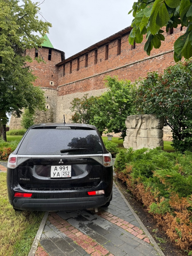 Нижегородца возмутила парковка иномарки у самых стен кремля - фото 2