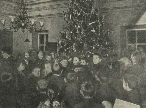 Горьковская елка 1901 год (слева Максим Горький) / госкаталог.рф От XIX века до советских времен: как раньше отмечали Новый год в Нижнем Новгороде — фото - фото 5