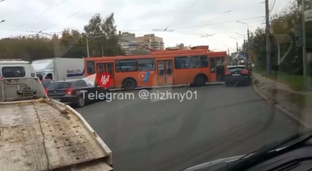 Троллейбус в Щербинках врезался в иномарку