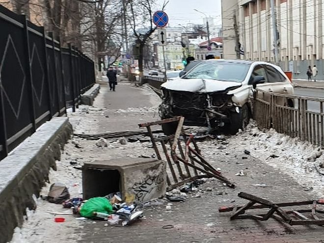 Иномарка протаранила забор у школы № 40 в Нижнем Новгороде - фото 1