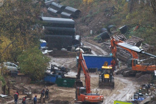 Сорванные сроки и тонна грязи: фоторепортаж со стройки террасного парка в Почаинском овраге - фото 29