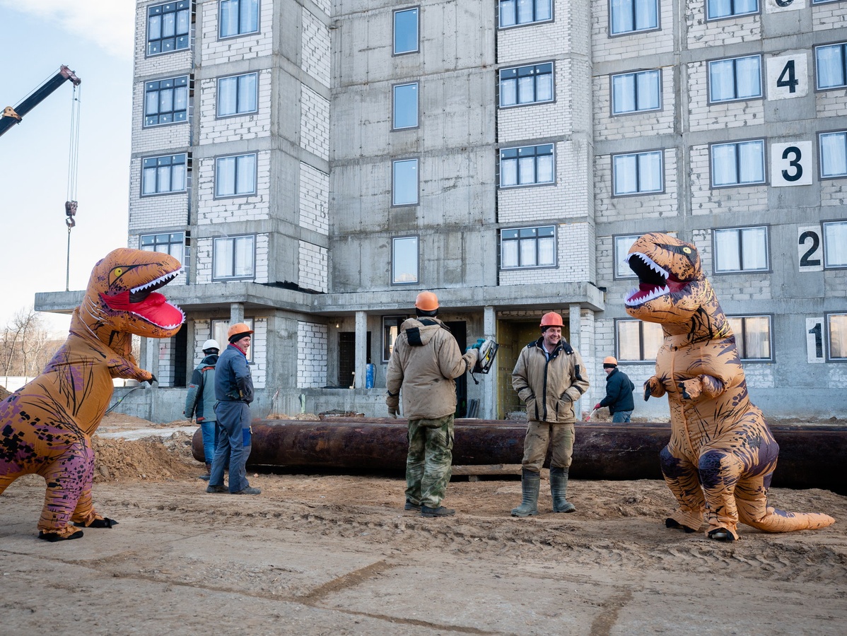 Динозавры занимаются возведением одного из ЖК в Нижнем Новгороде