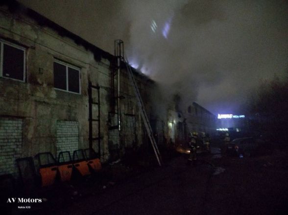 Автосервис горел в Канавинском районе на площади в 150 квадратных метров - фото 2