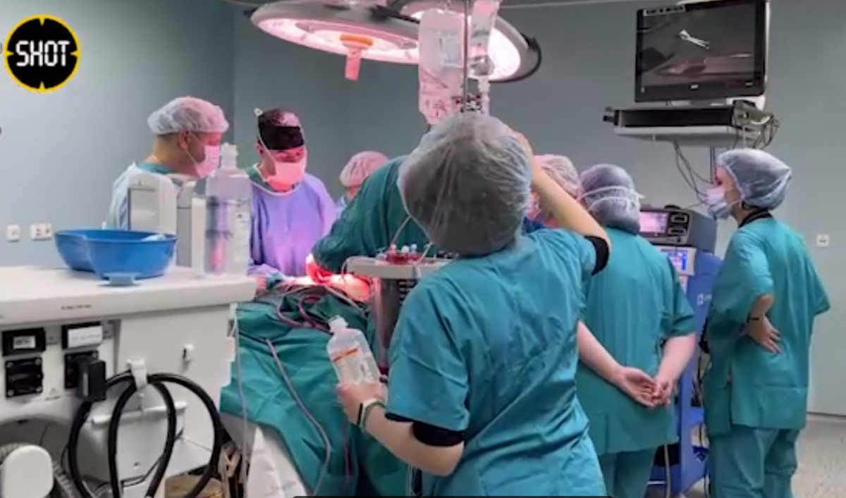 Гигантскую опухоль удалили хирурги со спины 22-летнего нижегородца - фото 1