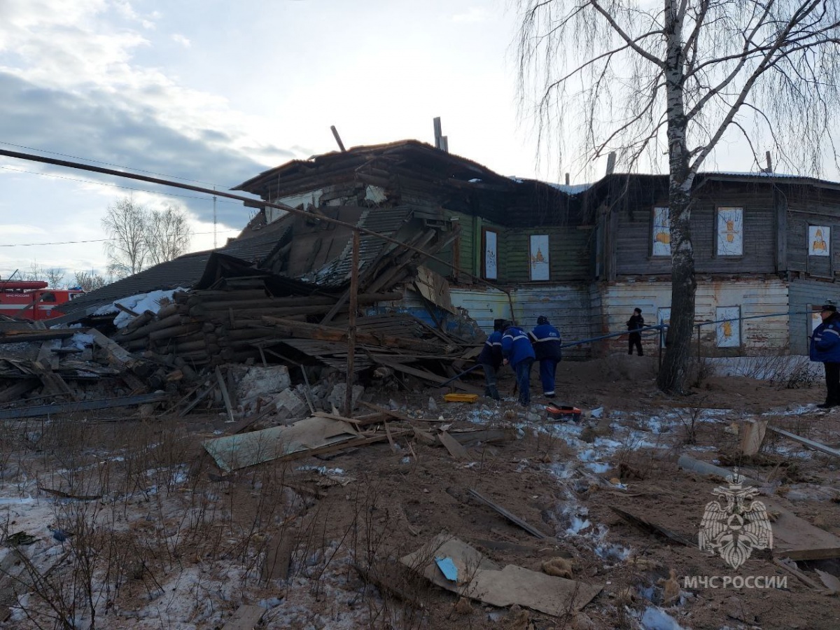 Взрыв газа произошел в расселенном доме с ломбардом в Лукояновском районе - фото 1