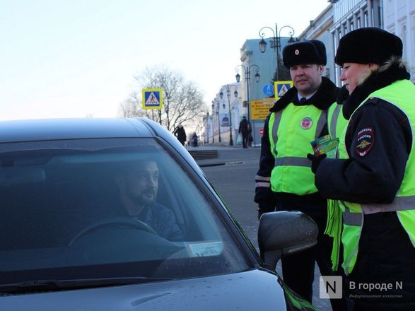 Девушки-полицейские поздравили нижегородских водителей с Днем защитника Отечества - фото 19
