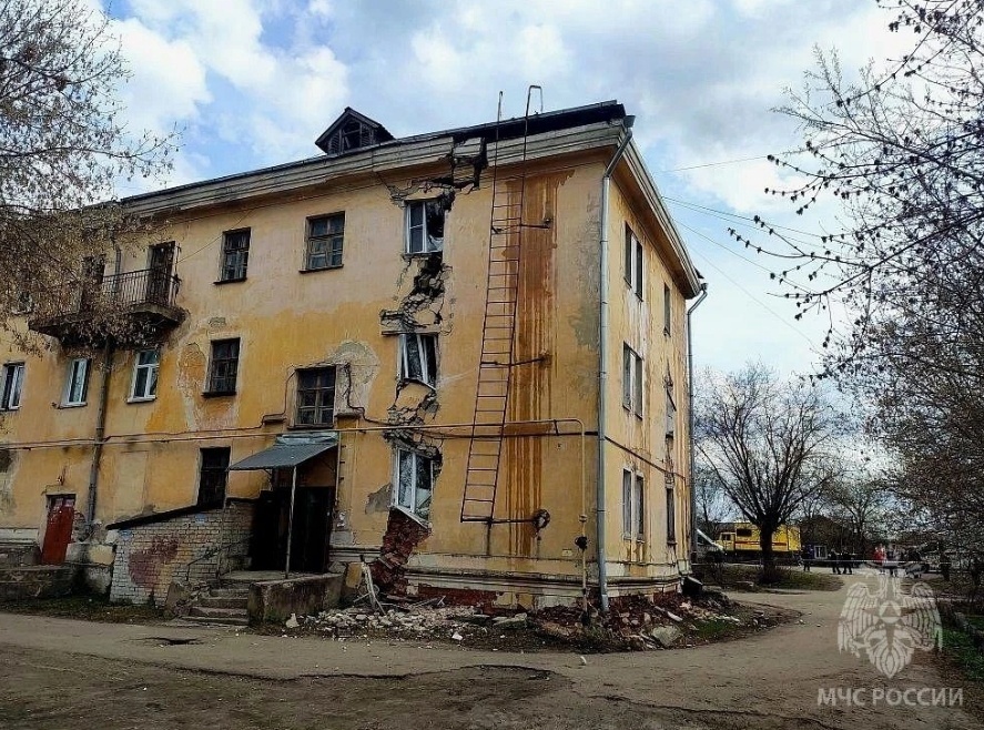 Трехэтажка с гигантской трещиной в Балахне заинтересовала прокуратуру - фото 1