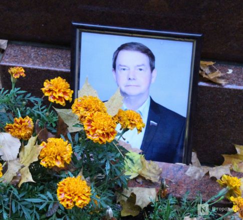 Огромные памятники и скромные кресты: показываем, как выглядят могилы известных нижегородских политиков - фото 13