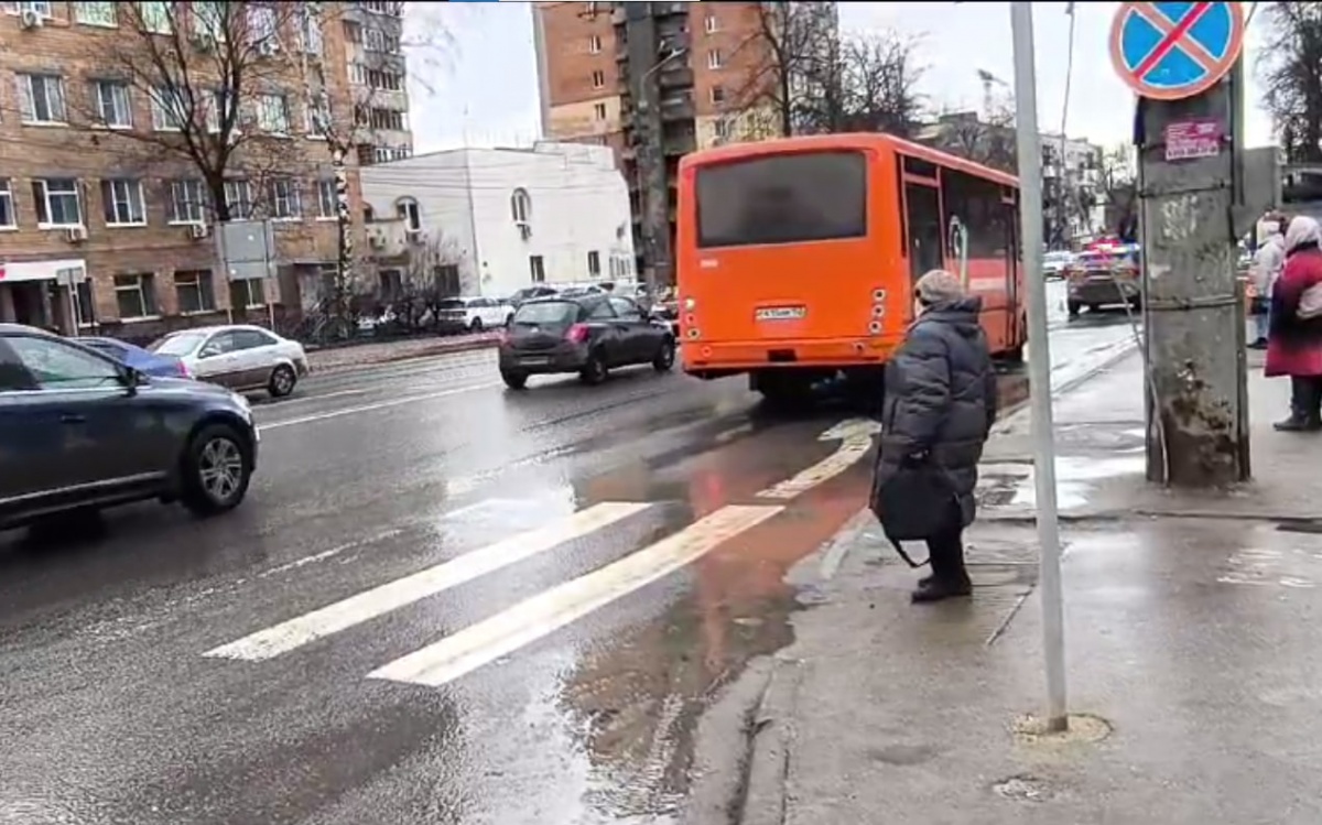 Иномарка сбила ребенка на переходе на улице Ванеева в Нижнем Новгороде - фото 1