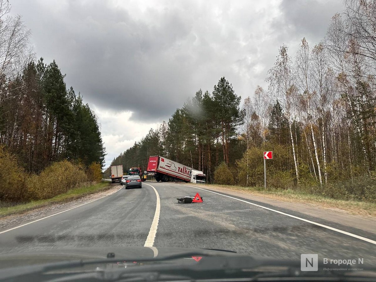 Фура улетела в кювет на трассе в Нижегородской области - фото 1