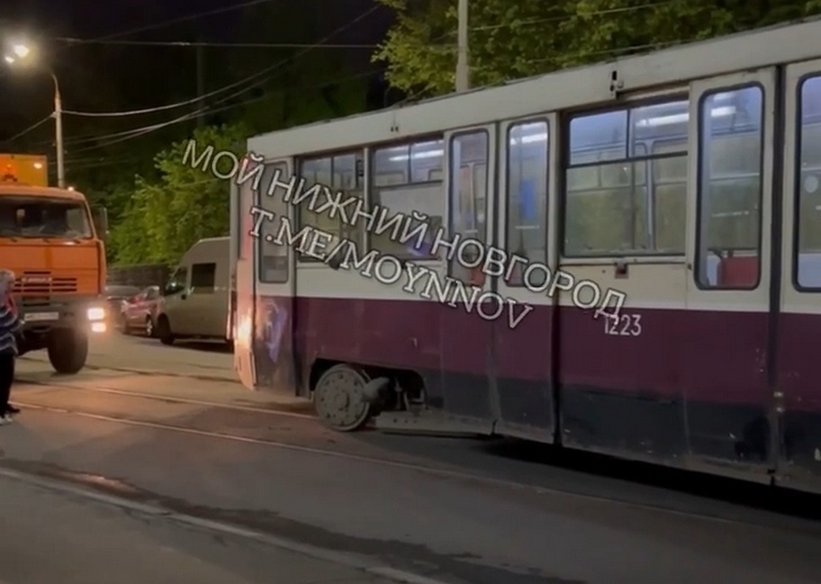 Трамвай сошел с рельс на улице Красносельской в Нижнем Новгороде