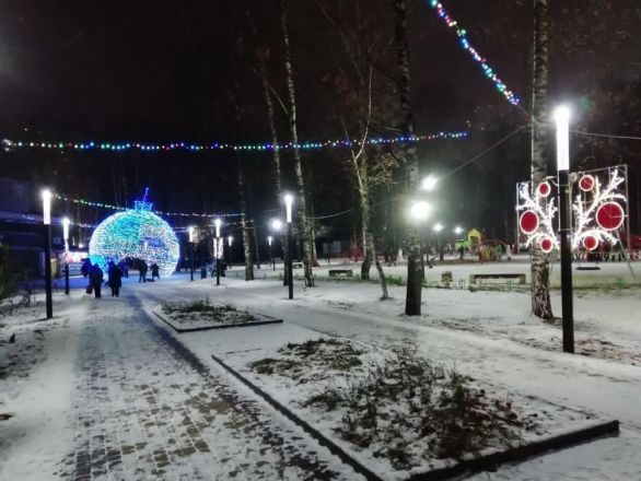 Световой фонтан, большой шар и светодиодные матрешки украсили Советский район - фото 2