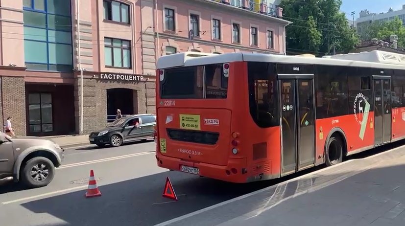 Автобус сбил 17-летнюю девушку в центре Нижнего Новгорода - фото 1