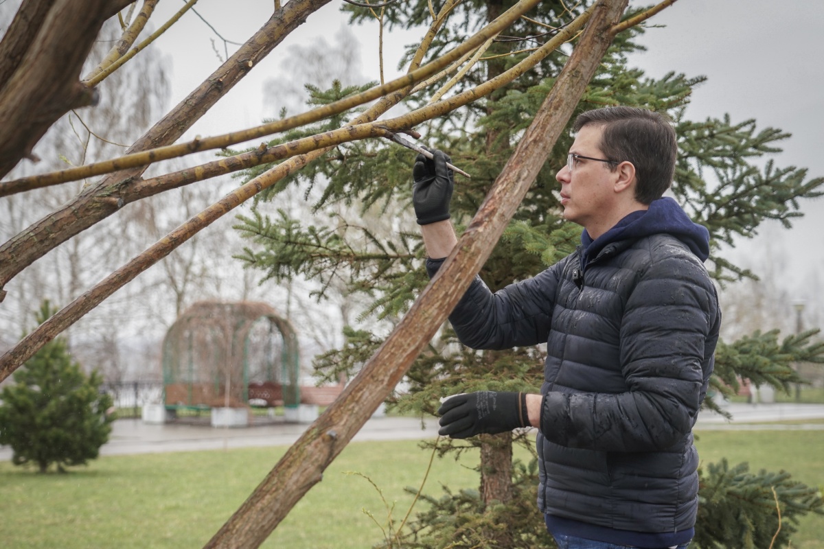Юрий Шалабаев принял участие в общегородском субботнике в кстовском парке - фото 3
