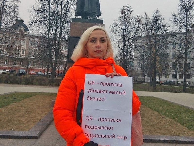 Нижегородская бизнесвумен вышла на одиночный пикет против QR-кодов - фото 1