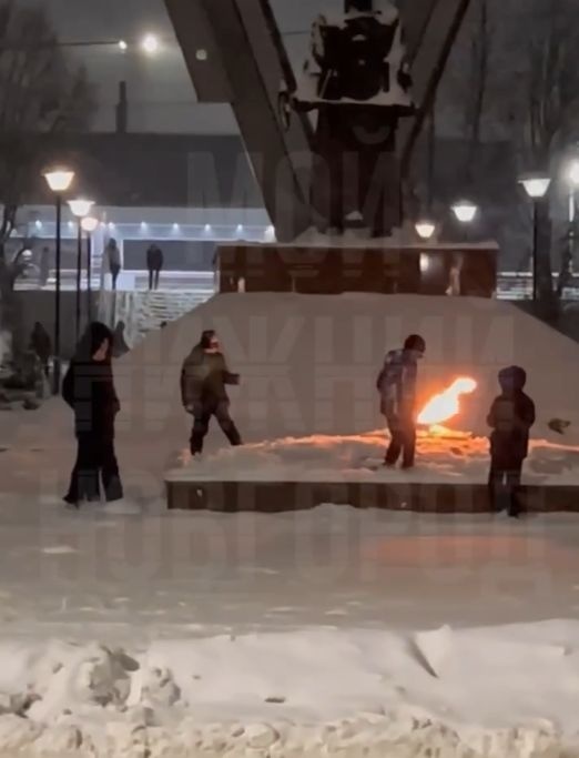 Нижегородский депутат предложил отвести пытавшихся потушить Вечный огонь детей в СОБР - фото 1