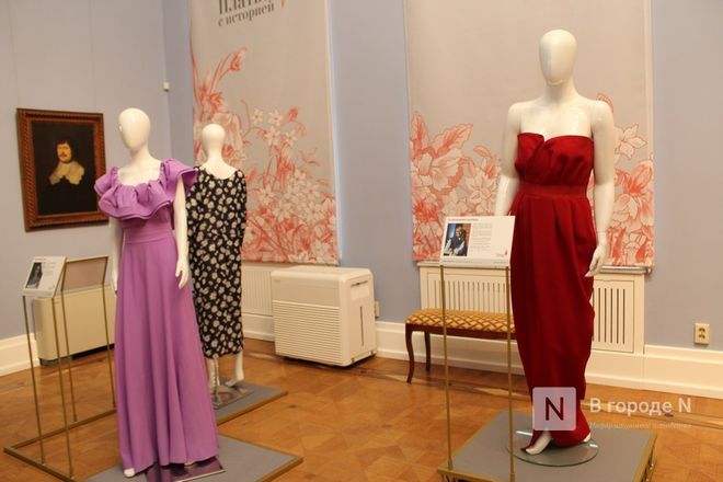 О чем рассказали платья: выставка костюмов с историей проходит в Нижнем Новгороде - фото 35