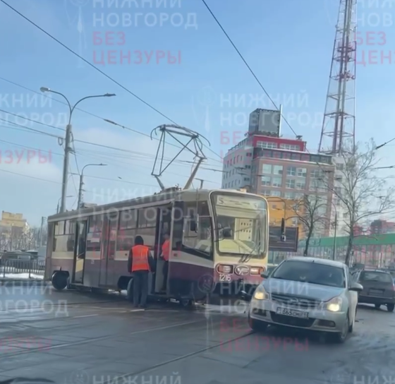 Трамвай встал поперек путей на площади Лядова в Нижнем Новгороде - фото 1