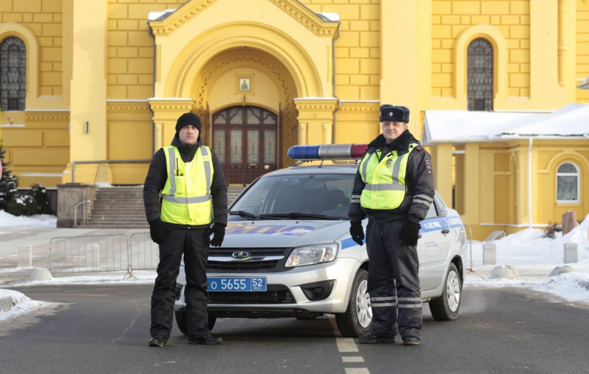 Нижегородские инспекторы ДПС помогли замерзающей девушке