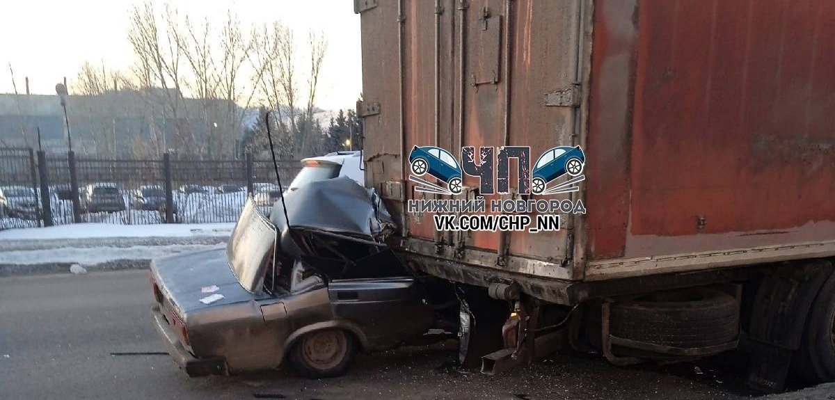 Легковушку придавило грузовиком в Автозаводском районе - фото 1