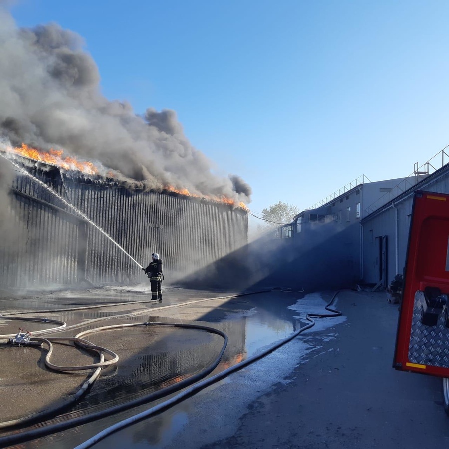 Пожарный поезд выдвинулся для тушения склада с краской в Нижнем Новгороде - фото 1