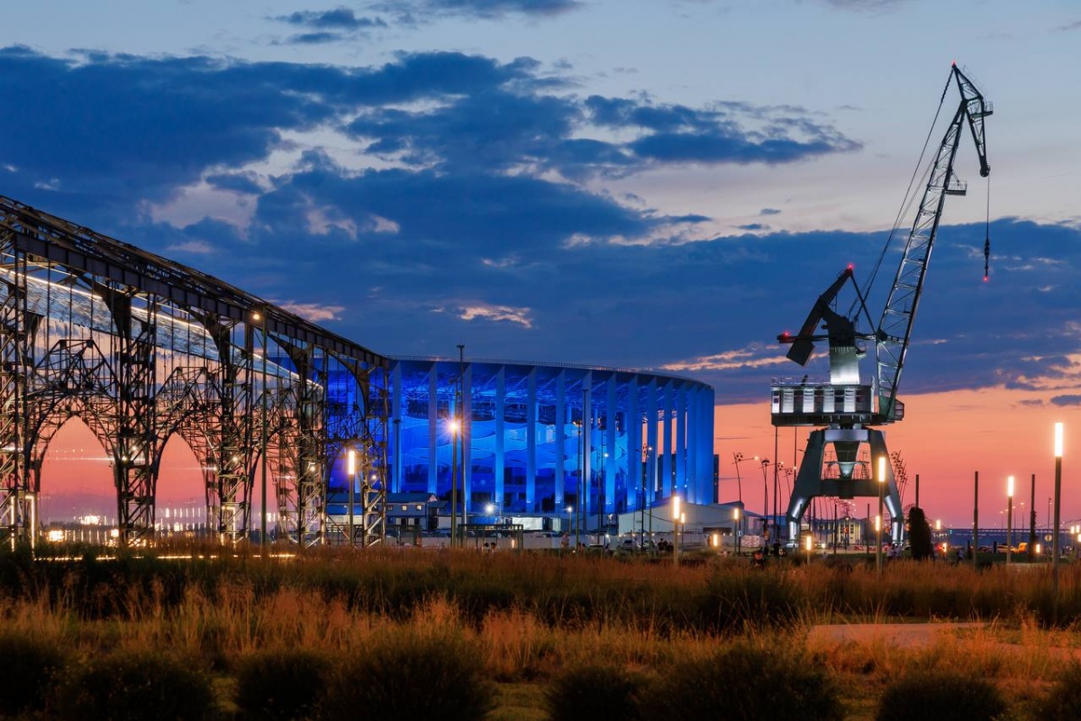 Обновленную архитектурную подсветку стадиона на Стрелке показали нижегородцам - фото 3