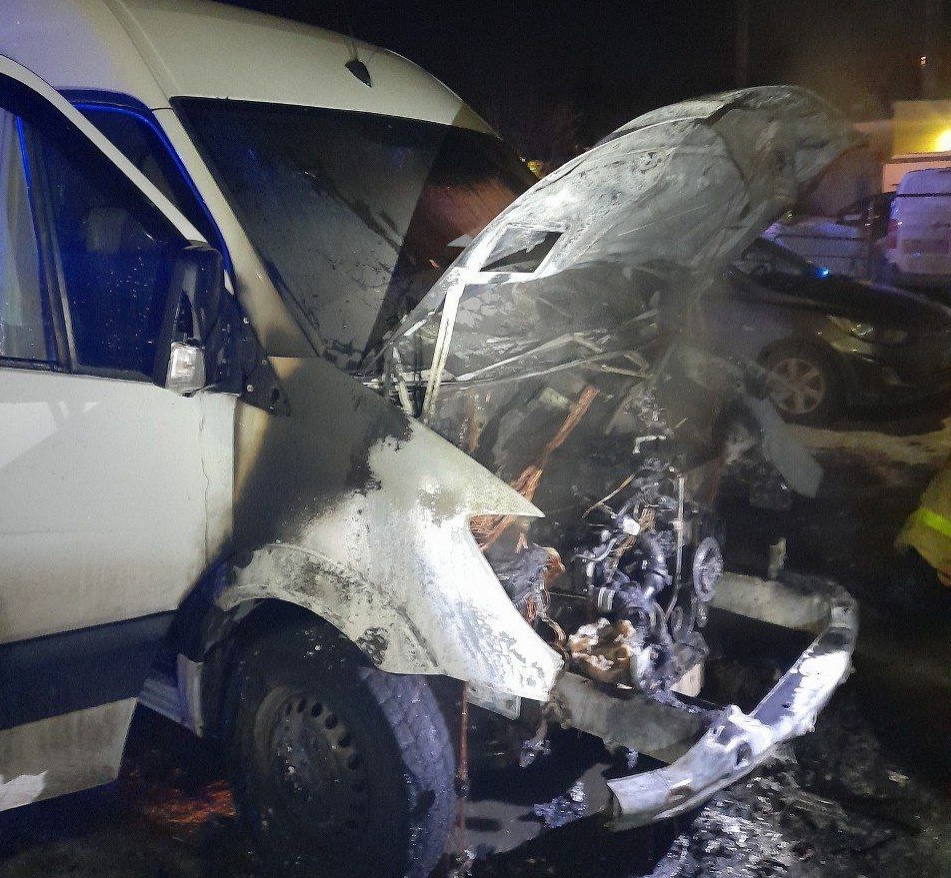 Автомобиль загорелся во дворе жилого дома в Дзержинске - фото 1