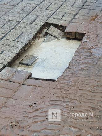 Лужи с кипятком образовались под провалившейся брусчаткой в центре Нижнего Новгорода - фото 1