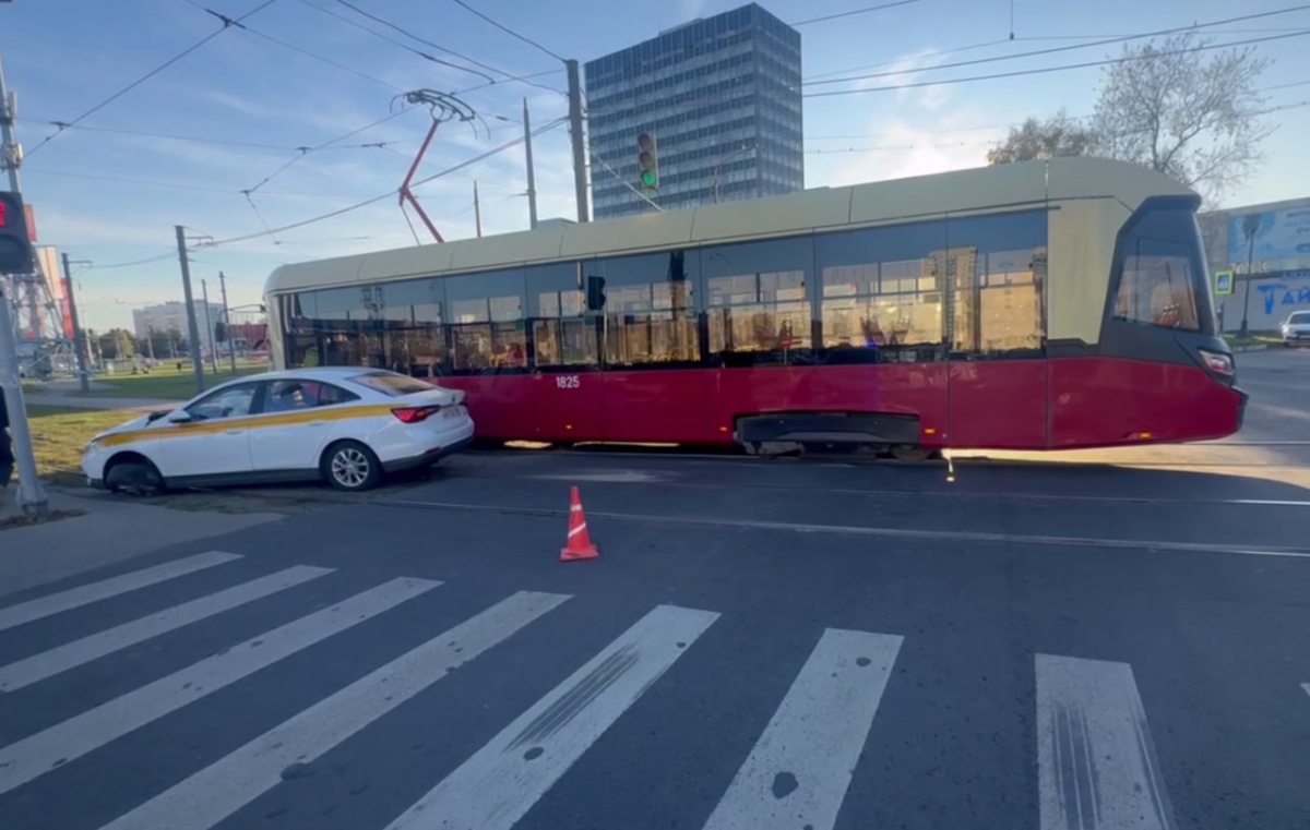 Водитель пострадал в ДТП с трамваем в Нижнем Новгороде - фото 1