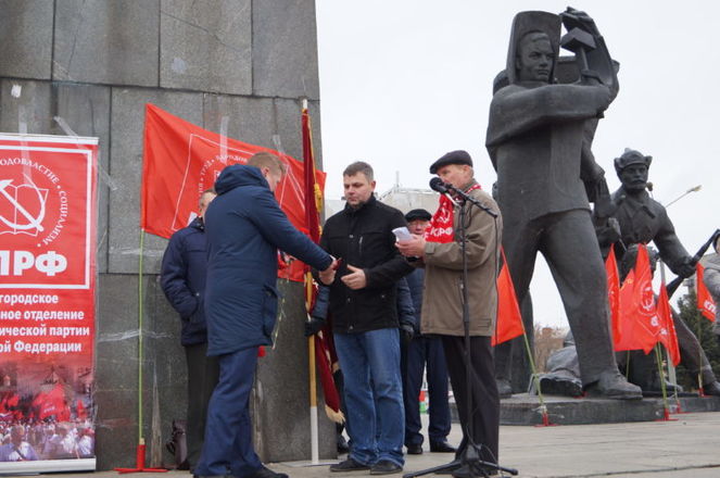Нижегородские коммунисты отметили Октябрьскую революцию шествием по Канавинскому мосту (ФОТО) - фото 12