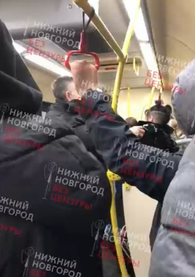 Нижегородка набросилась с кулаками на пассажиров в автобусе - фото 1