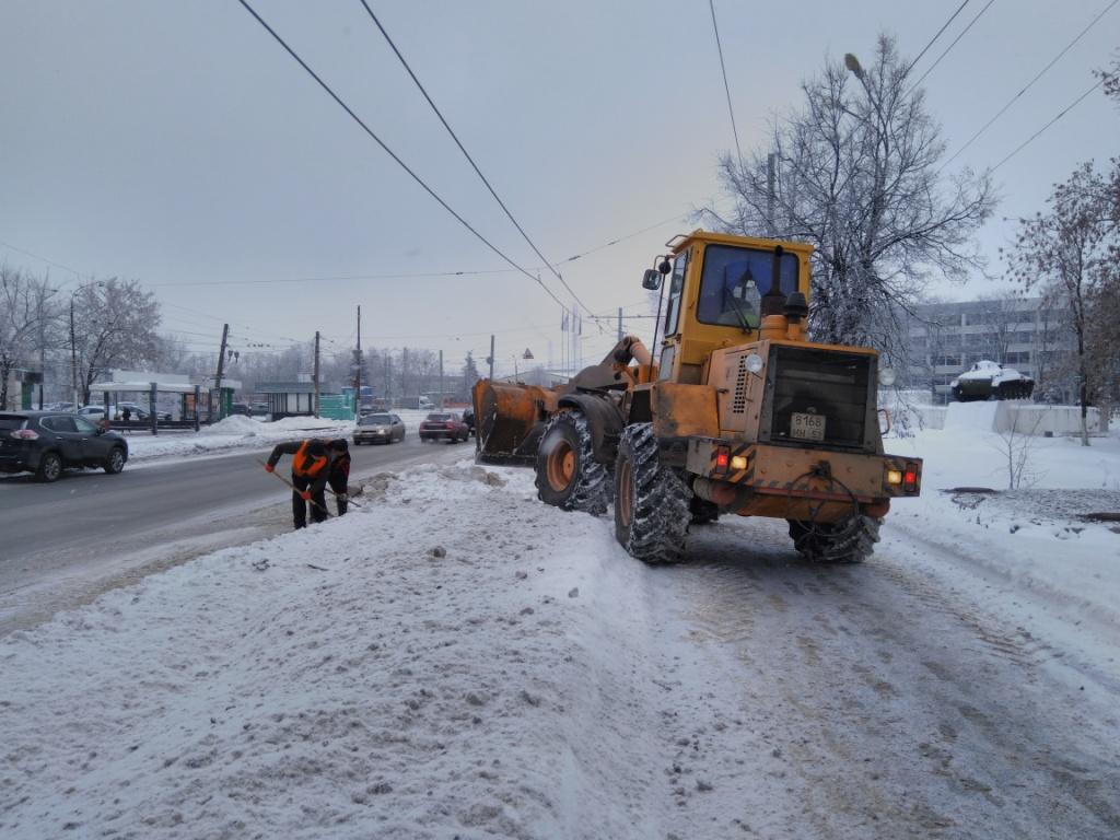 Почти 14. Уборка снега грейдером и в Нижнем Новгороде Сормовский район. ЗИЛ меиеи бороги от снега.